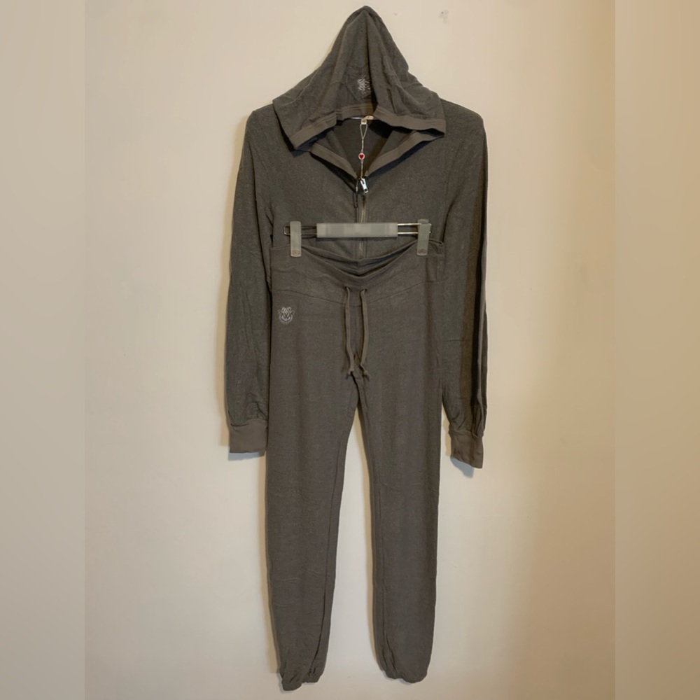 NWT Wildfox Women’s Long Sleeve Super soft Hood and Jogger pants set